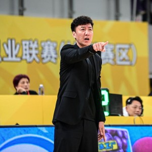乐鱼-下课主帅+1！韩硕辞任四川男篮主教练，本赛季至今无一胜绩