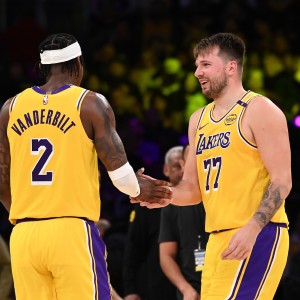 乐鱼-😂东契奇和范德比尔特互动：你没弹跳 后者：比你强